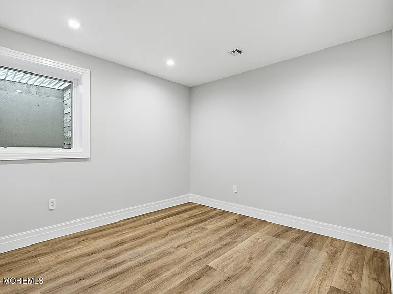 84 Cooper Ave — Photo 55