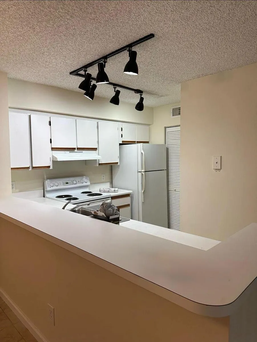 Building Photo - 640 S Park Rd #144