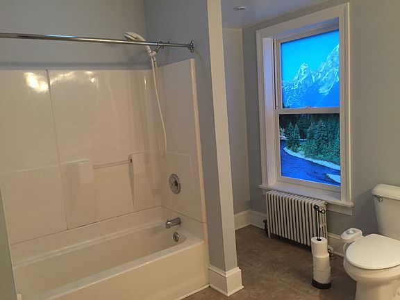 Spacious Full Bath