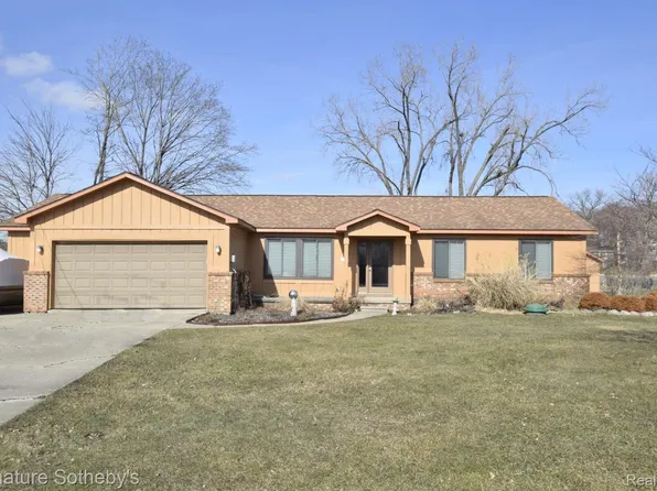 160 Wolverine Dr, Wolverine Lake, MI 48390