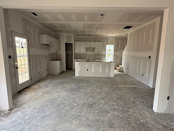 5th image of 256 Steelwood St