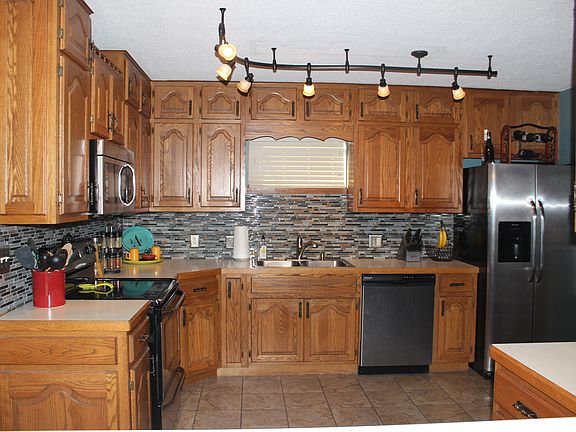 3rd image of 901 Lake Dr