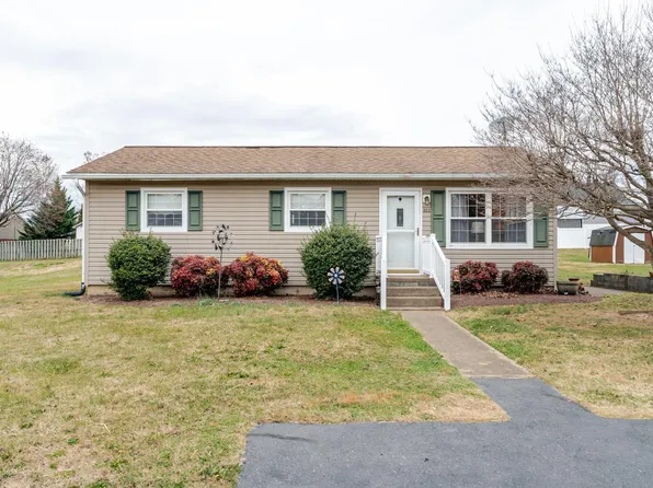 322 W Summit Ave, Elkton, VA 22827