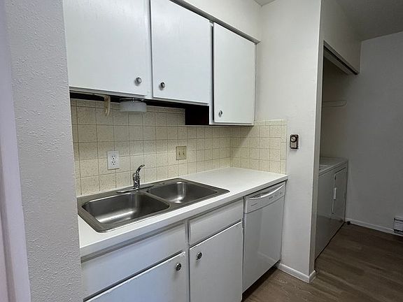 5th image of 726 Delaware Ave APT B