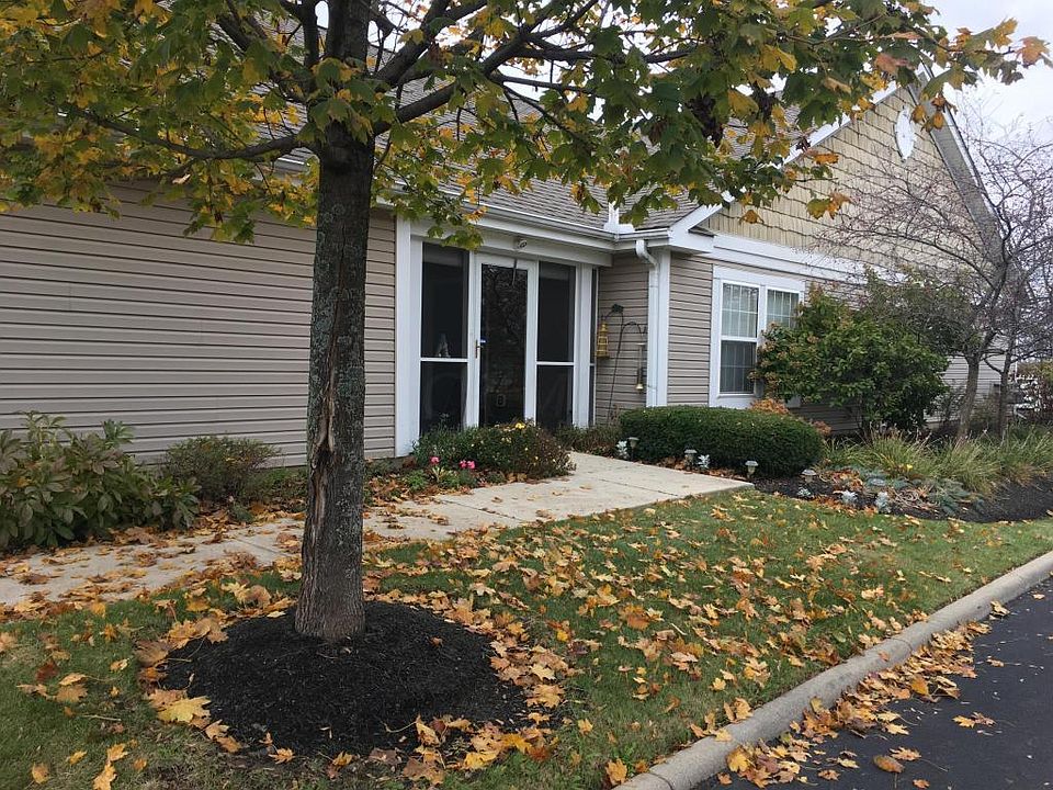 1st image of 10 Ellington Commons Ln