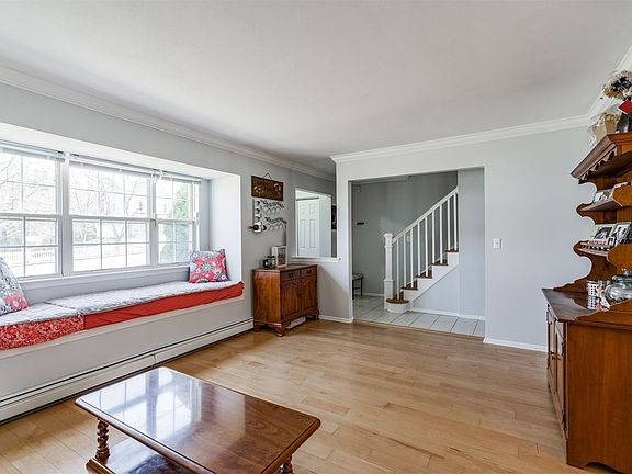 3rd image of 38 Roosevelt Ave