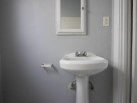 5th image of 40 Belmont Ave