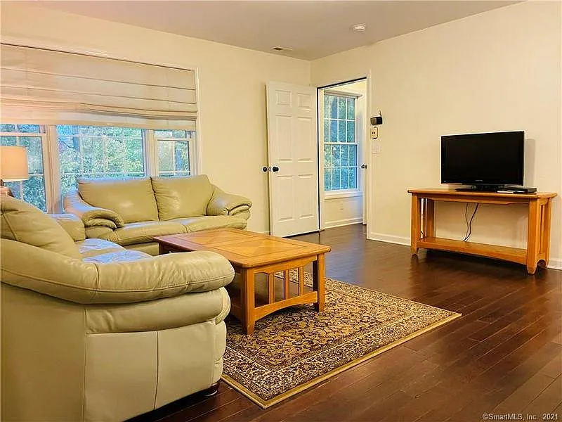 109 Genesee Ln — Photo 3