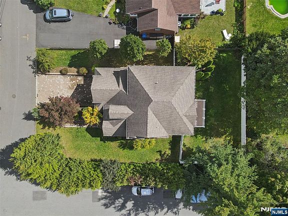 2nd image of 84 Woodmere Lane