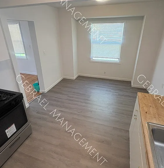 17690 Hoover — Photo 8