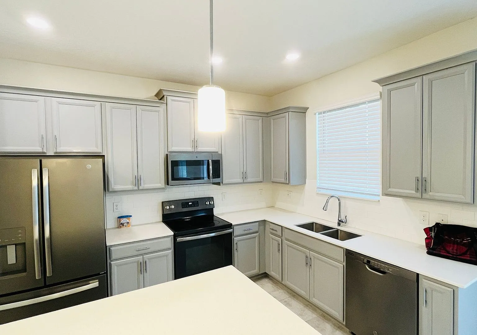 3 Beds 2.5 Baths Townhouse In Storey Lake — Photo 4