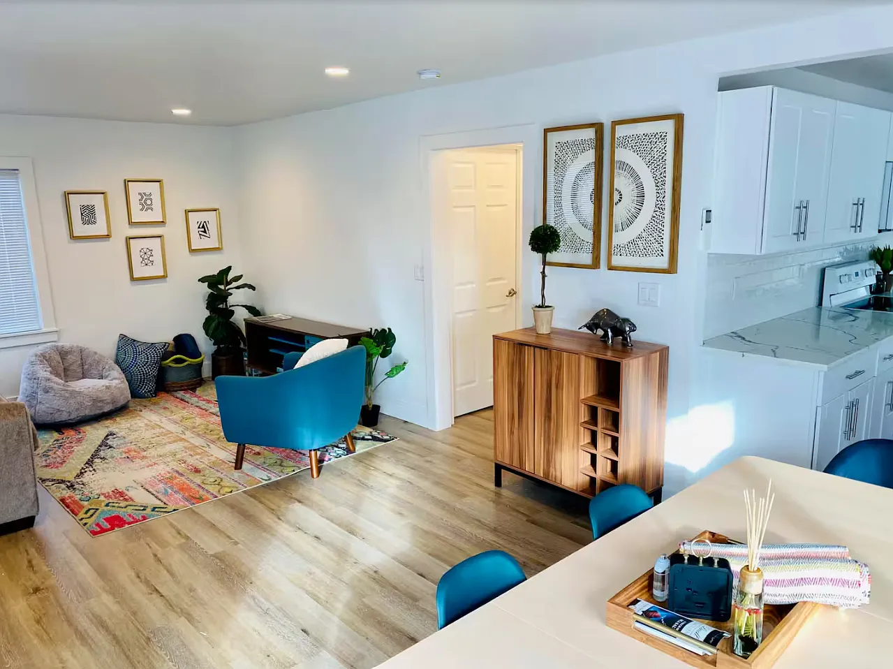 3 bed, 900 sqft, $2,895 — Photo 2