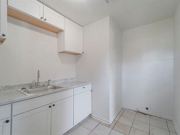 4th image of 1517 NE 24th St