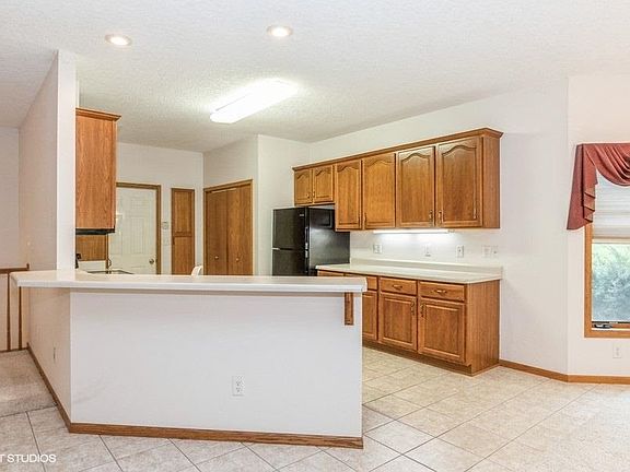 5th image of 30 Pembroke Ln
