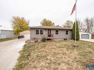 202 Riley Cir, Valley Springs, SD 57068