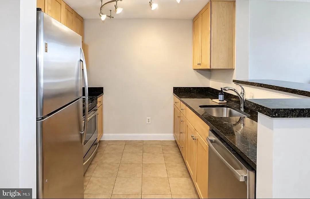 1020 N Highland St — Photo 3