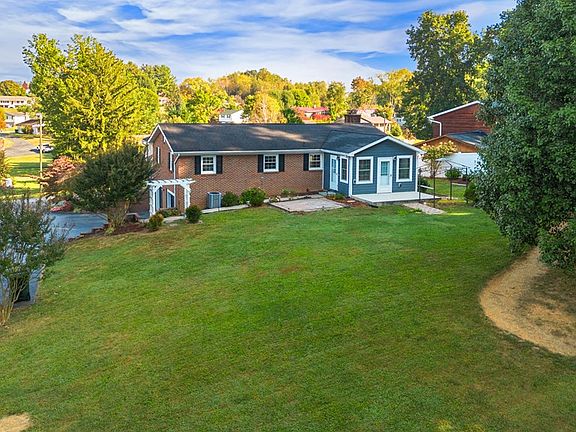 3rd image of 646 Heritage Dr