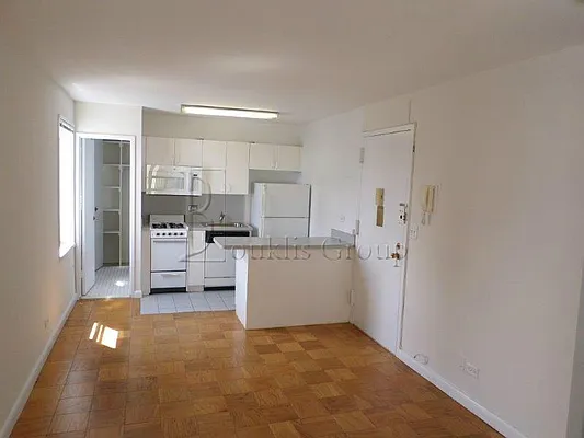 Rented by Bouklis Group | media 6