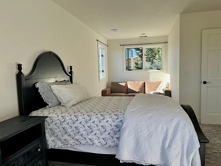 2nd upstairs Bedroom
Full, twin, and sofa.
