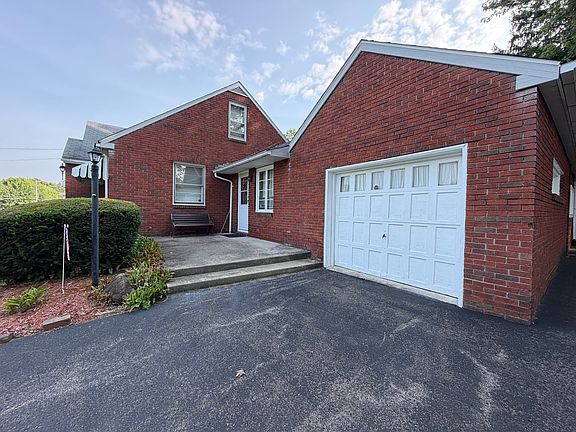 3rd image of 1439 Maple Dr