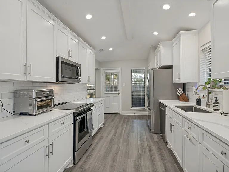 Granite countertops , plenty of counterspace