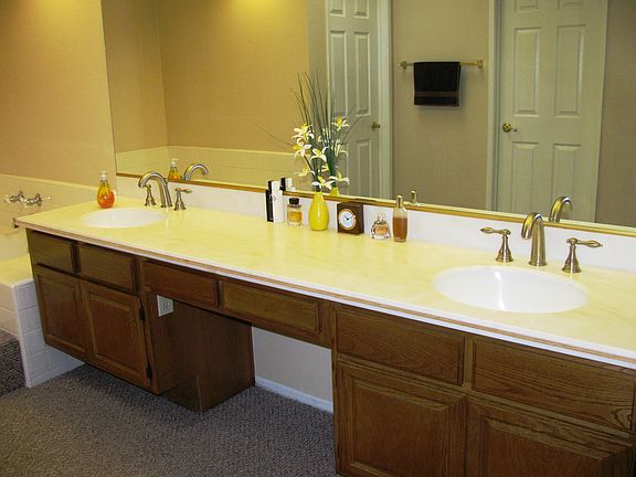 Master BR double sinks & tub