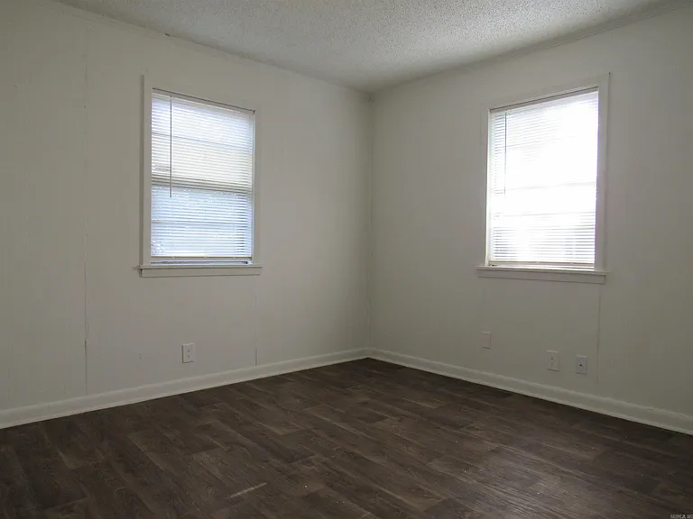 613 Hamburg St — Photo 5