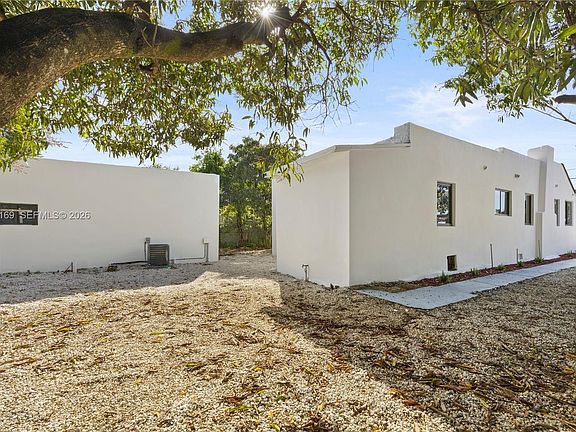 4th image of 421 NW 81st St