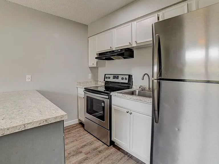 42nd West Apartments — Photo 4