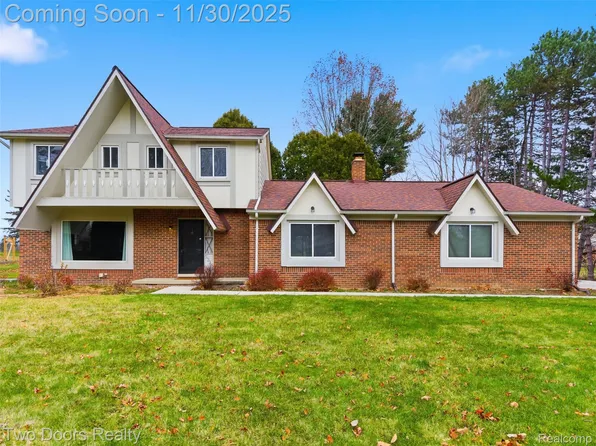 2334 Munster Rd, Rochester Hills, MI 48309