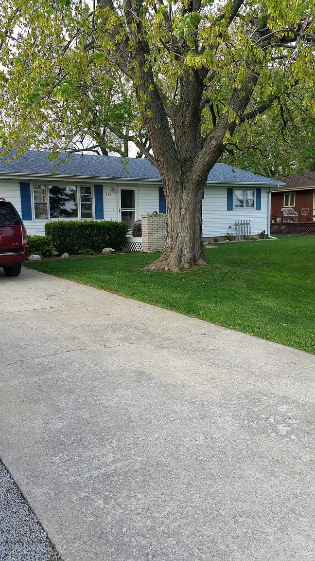 312 E Benham St photo 1