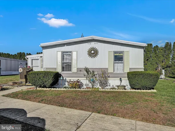 19 Moccasin Dr, Ephrata, PA 17522