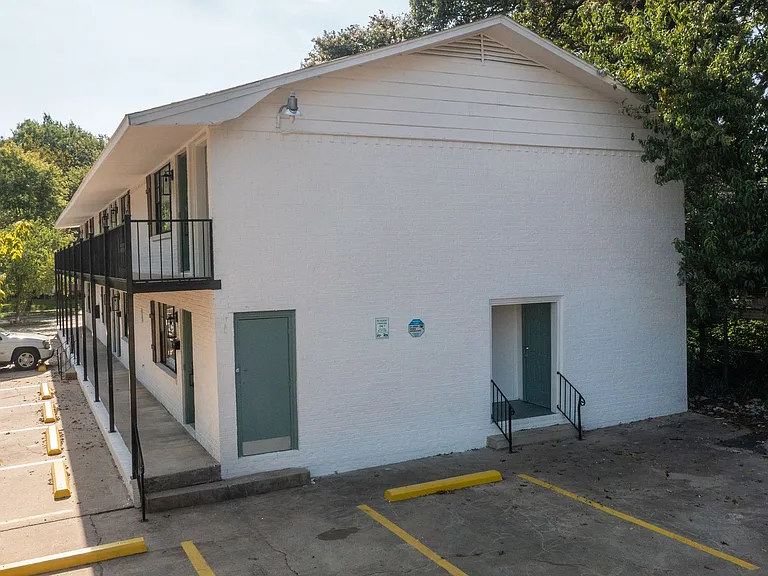 The Azalea: 1 & 2 Bedroom Apartments — Photo 12