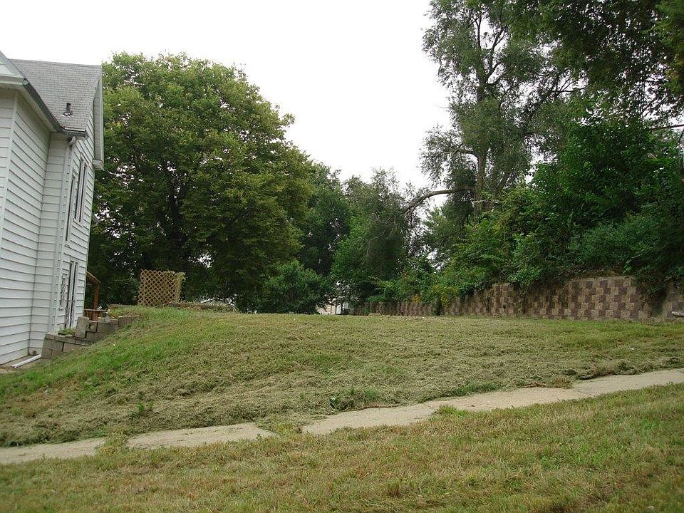 2nd image of 110 Bluff St
