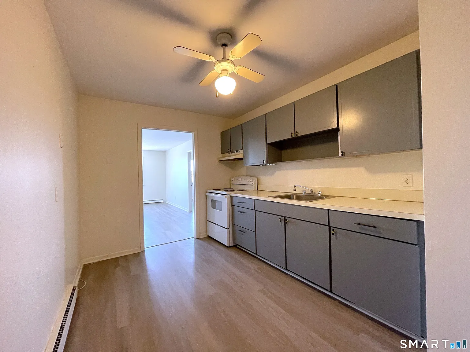 2 bed, 1.0 bath, 915 sqft, $1,900 — Photo 2