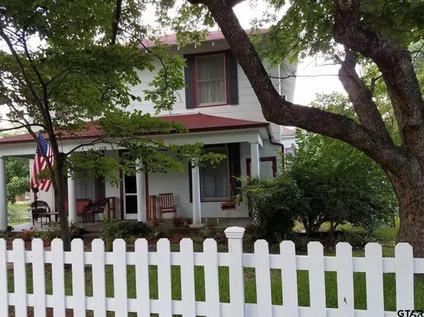 823 S Magnolia St, Palestine, TX 75801