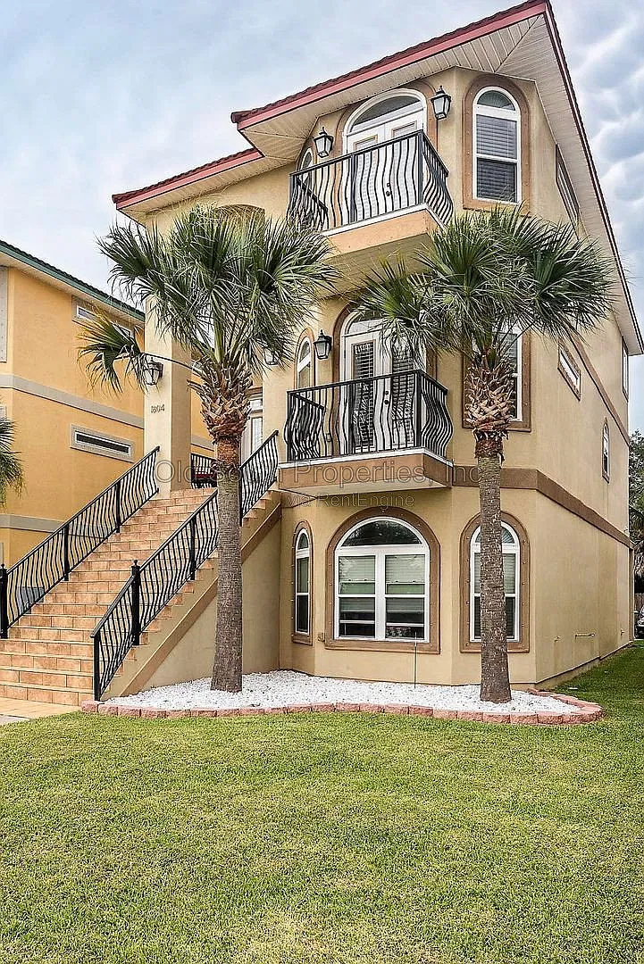 3 bed, 3.5 bath, 2820 sqft, $3,200 — Photo 1