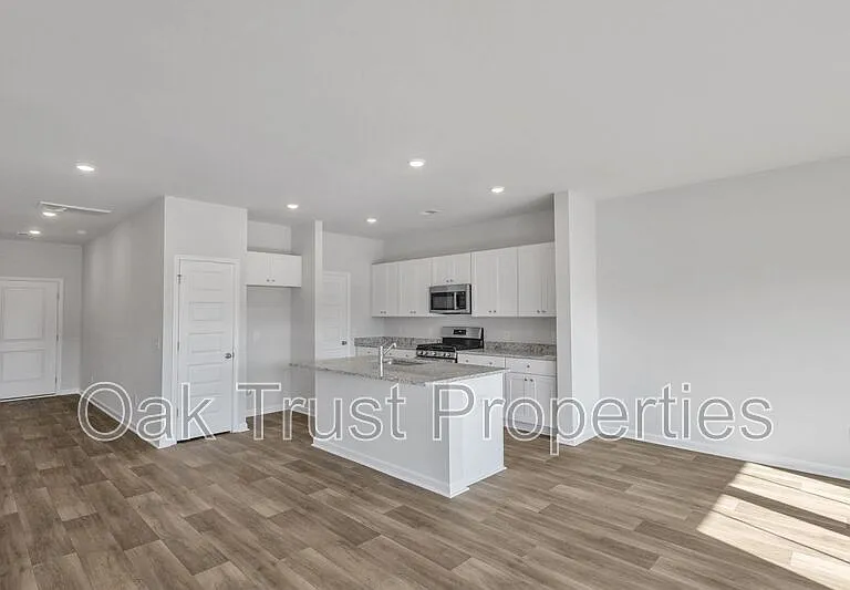 726 Ridgley Dr — Photo 6