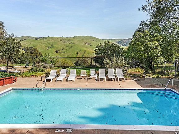 4th image of 407 Vista Heights Rd