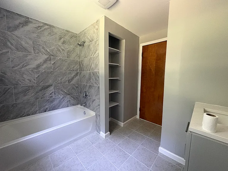 136 Putney Dr — Photo 4