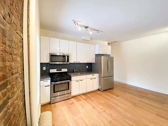 3rd image of 10 Coles St #1