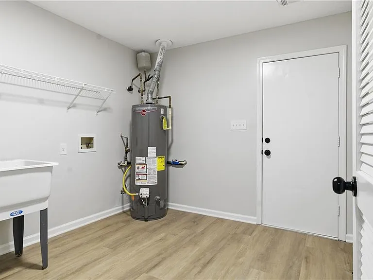 2110 Meadow View Ct — Photo 24