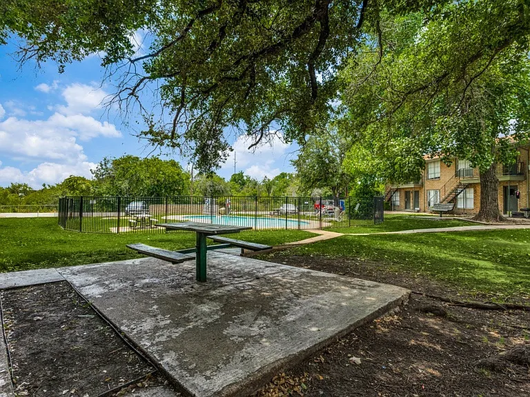Dell Marr Allandell Apartments Picnic Tables