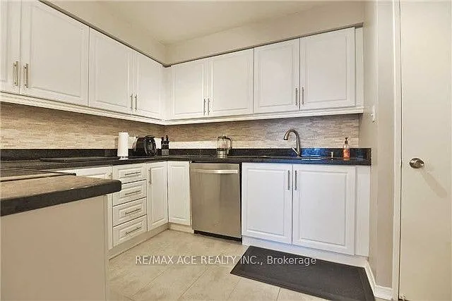 2261 Lake Shore Blvd W #301 — Photo 8