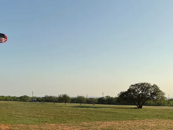 868 County Road 669, Devine, TX 78016