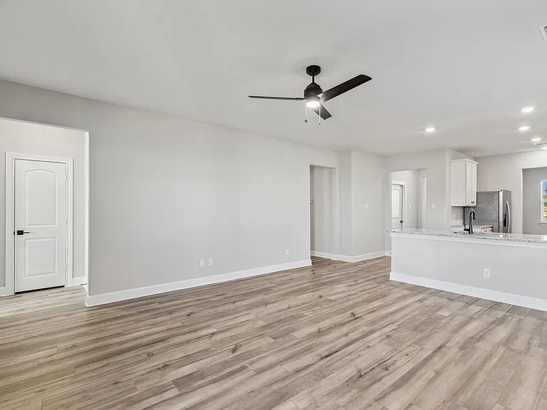 929 Emerson Dr — Photo 10