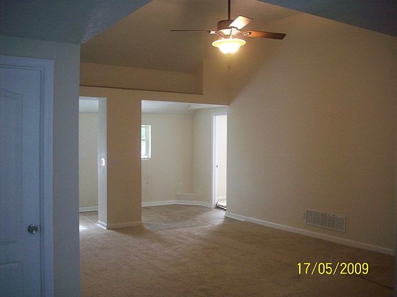 vaulted ceiling with beatiful fan