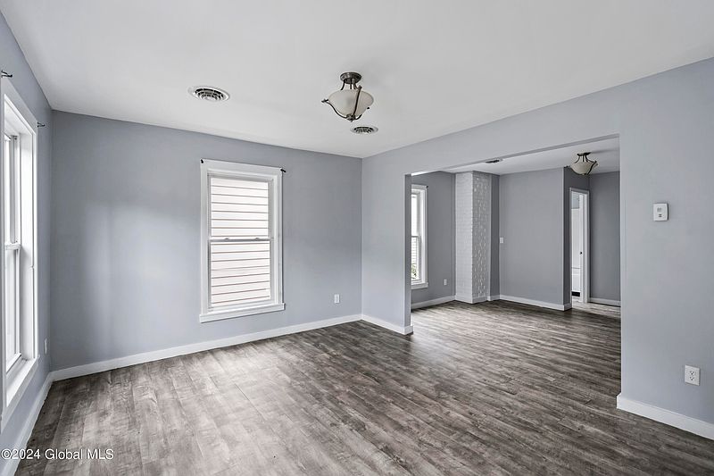 3rd image of 21 W Sunnyside Way
