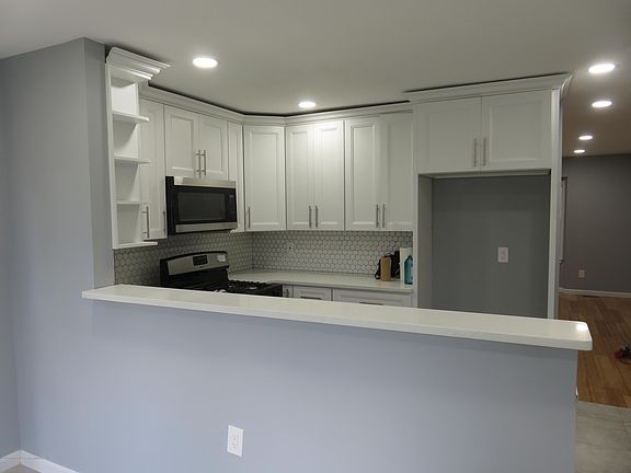 4th image of 1024 Tiller Ave