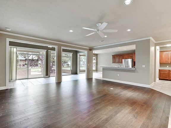 5th image of 735 Breezeway Ln